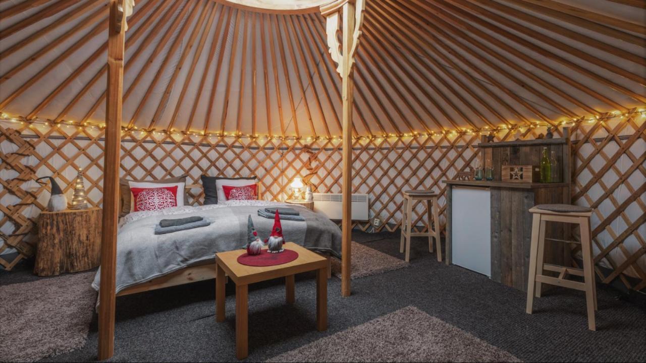 מלון רובניימי Yurt District מראה חיצוני תמונה